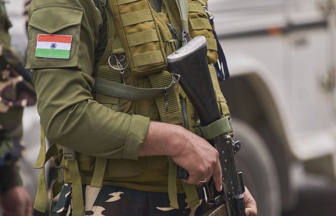 Ein indischer Soldat hält Wache in Srinagar, im indisch kontrollierten Kaschmir.<span class='image-autor'>Foto: dpa/AP/Dar Yasin</span>