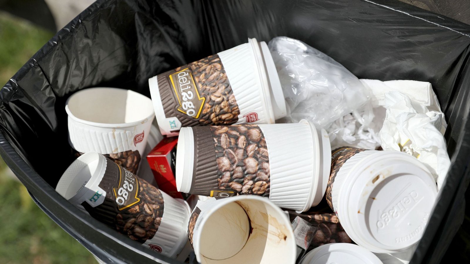 Der Hektische: Sie sind ernst, konzentriert und immer auf dem Sprung. Hinsetzen, genießen, palavern – das ist nicht Ihr Ding. Bevor es brenzlig wird, sind Sie schon wieder weg. Ein Coffee-2-Go im Pappbecher schont zwar nicht im Umwelt, aber gibt einem das Gefühl, immer auf Achse zu sein.Foto: dpa