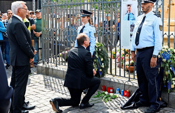 Alexander Dobrindt (CSU), Bundesinnenminister, kniet vor der Gedenktafel für Rouven Laur.<span class='image-autor'>Foto: Lando Hass/dpa</span>