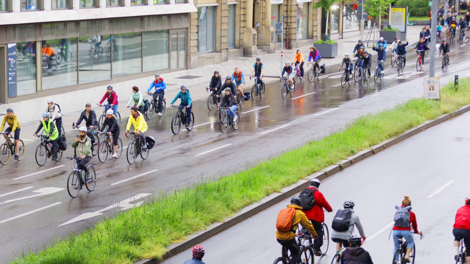 Normalerweise ist die Theodor-Heuss-Straße Autos vorbehalten – abgesehen von einem neuen Radweg.Foto: Lichtgut/Julian Rettig Normalerweise ist die Theodor-Heuss-Straße Autos vorbehalten – abgesehen von einem neuen Radweg.Foto: Lichtgut/Julian Rettig