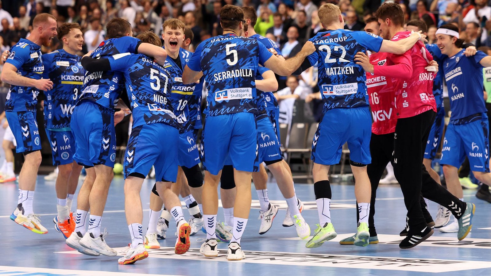 Der Jubel beim TVB Stuttgart ist nach dem Triumph gegen den THW Kiel besonders ausgelassen.Foto: Baumann/Julia Rahn Der Jubel beim TVB Stuttgart ist nach dem Triumph gegen den THW Kiel besonders ausgelassen.Foto: Baumann/Julia Rahn