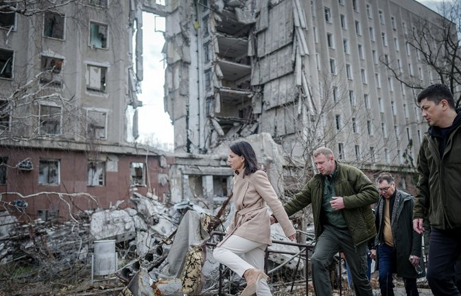 Annalena Baerbock in der Ukraine – sie musste ihren Besuch abbrechen.<span class='image-autor'>Foto: dpa/Kay Nietfeld</span>