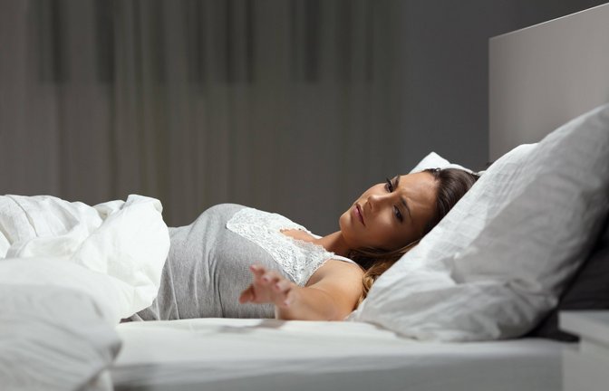 Wenn das Bett neben einem immer leer bleibt – Absolute Beginner wissen oft nicht, wie sie ihre Situation ändern können.<span class='image-autor'>Foto: imago images / Panthermedia/"AntonioGuillem"</span>