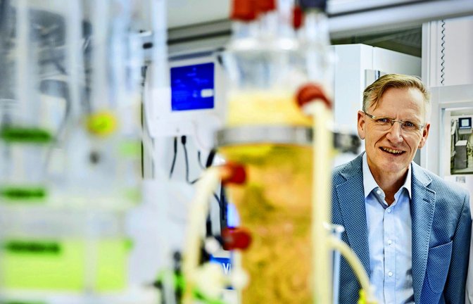 Lars Angenent lässt Mikroben in einem Bioreaktor für sich arbeiten.<span class='image-autor'>Foto: Uni  Tübingen</span>