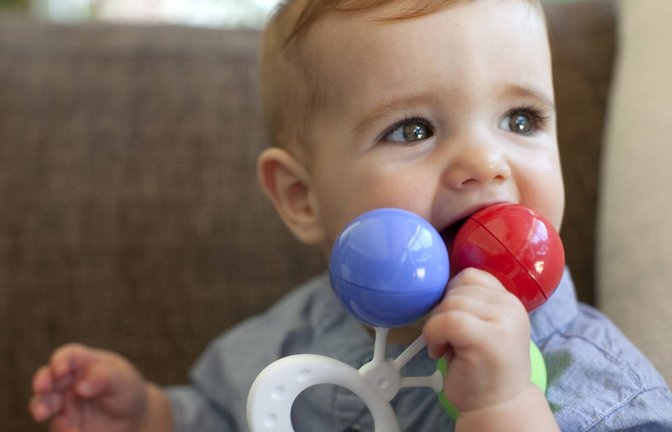 Nicht jede Babyrassel ist sicher (Symbolbild).<span class='image-autor'>Foto: imago images / PhotoAlto</span>