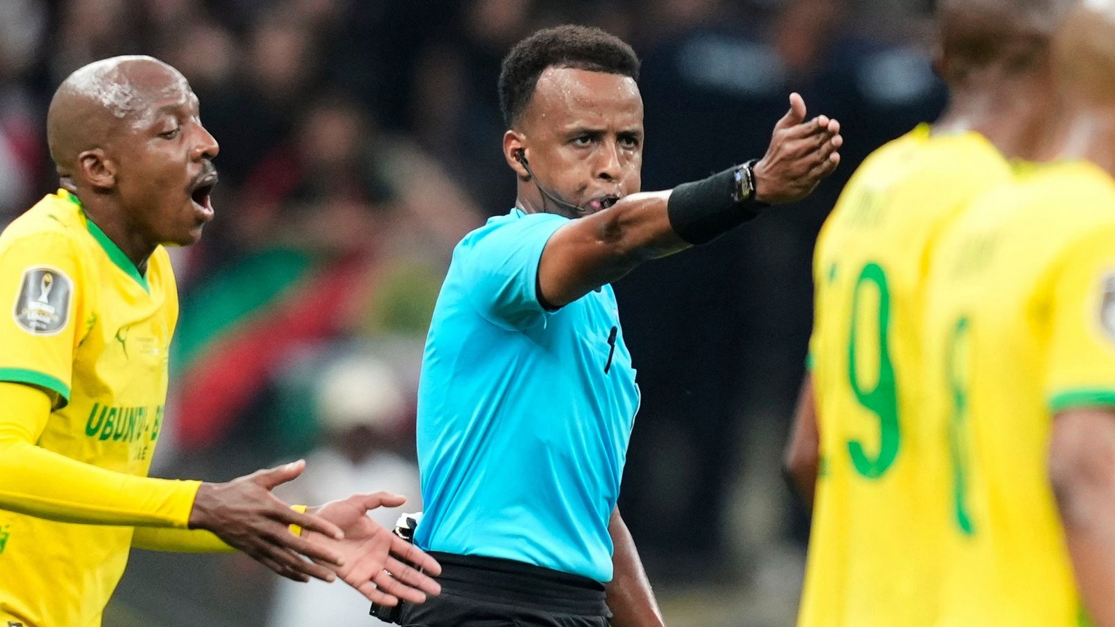 Darf keine WM-Spiele pfeifen: Omar Artan, Afrikas bester Schiedsrichter des vergangenen Jahres. (Archivbild)Foto: Mosa'ab Elshamy/AP/dpa Darf keine WM-Spiele pfeifen: Omar Artan, Afrikas bester Schiedsrichter des vergangenen Jahres. (Archivbild)Foto: Mosa'ab Elshamy/AP/dpa