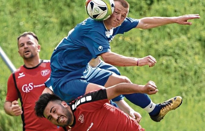 Die Auricher um Savas Pekmezci (unten) hatten bei der 2:3- Niederlage gegen die Gündelbacher um Granit Isafi (oben) in den meisten Zweikämpfen das Nachsehen. Foto: Leitner