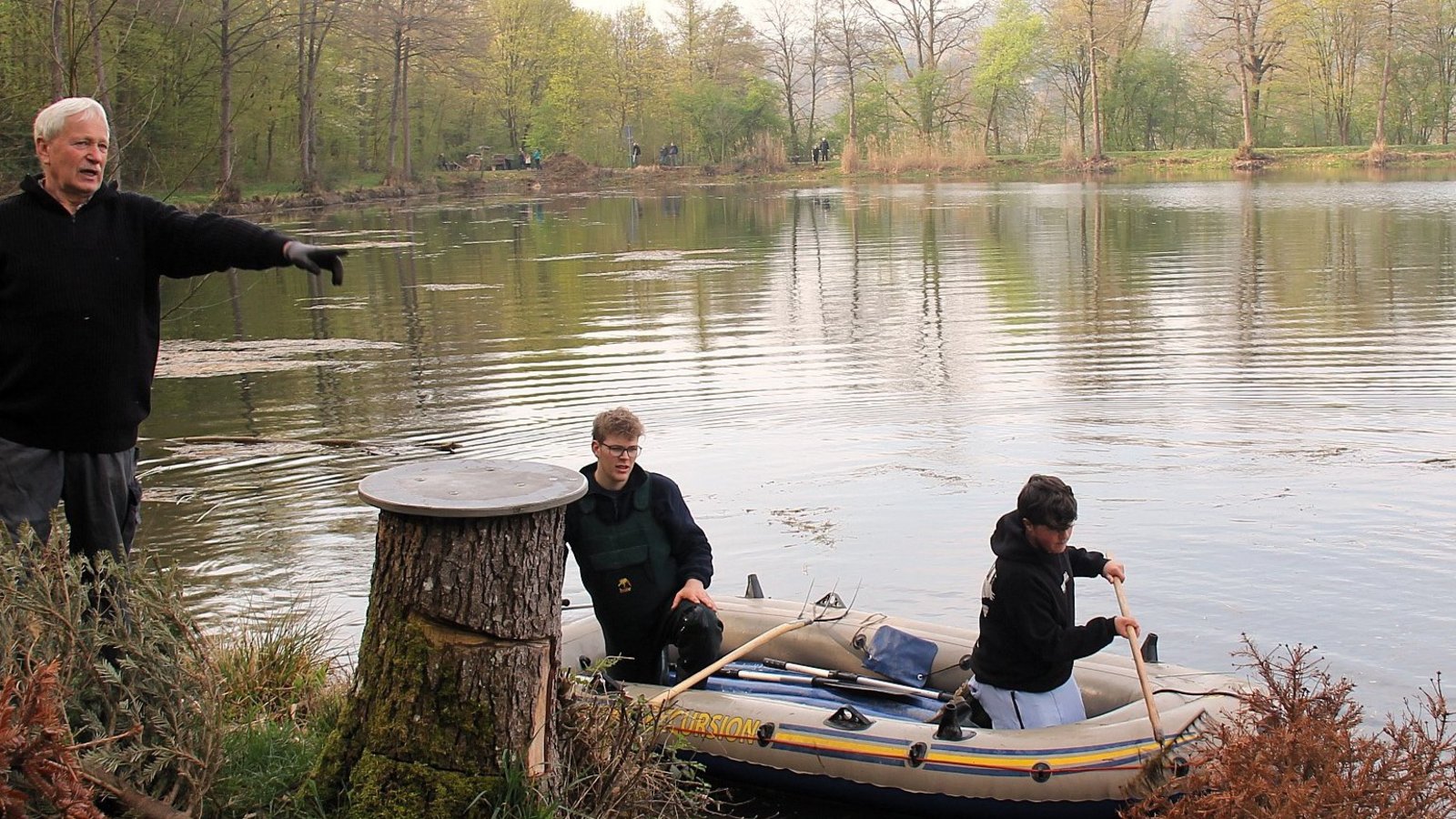 Christbäume werden versenkt: Gewässerwart Ewald Bachmann (links) zeigt Konstantin Fehse und Niklas Funk, wo das Bäumchen im Oberen Seewaldsee platziert werden soll. Fotos: Kauer Christbäume werden versenkt: Gewässerwart Ewald Bachmann (links) zeigt Konstantin Fehse und Niklas Funk, wo das Bäumchen im Oberen Seewaldsee platziert werden soll. Fotos: Kauer