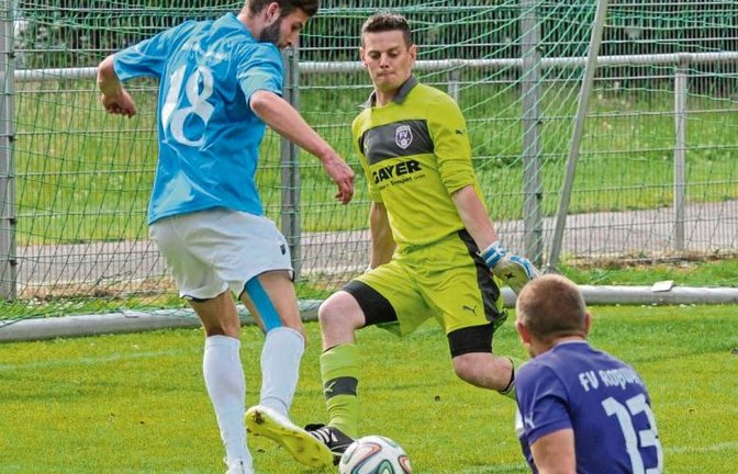 Häfnerhaslachs Stürmer Achim Früh (links) setzt sich gegen Manuel Klempin (rechts) durch, wird dann aber von Roßwags Torwart Marcel Lauser in letzter Sekunde gestoppt. Foto: Leitner