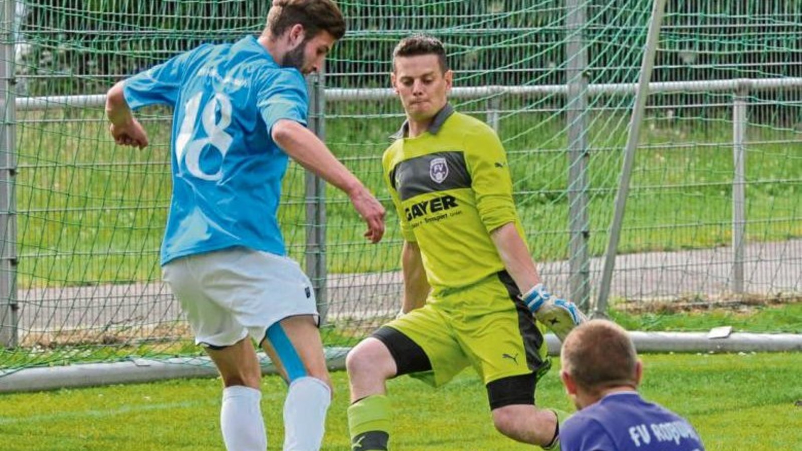 Häfnerhaslachs Stürmer Achim Früh (links) setzt sich gegen Manuel Klempin (rechts) durch, wird dann aber von Roßwags Torwart Marcel Lauser in letzter Sekunde gestoppt. Foto: Leitner Häfnerhaslachs Stürmer Achim Früh (links) setzt sich gegen Manuel Klempin (rechts) durch, wird dann aber von Roßwags Torwart Marcel Lauser in letzter Sekunde gestoppt. Foto: Leitner
