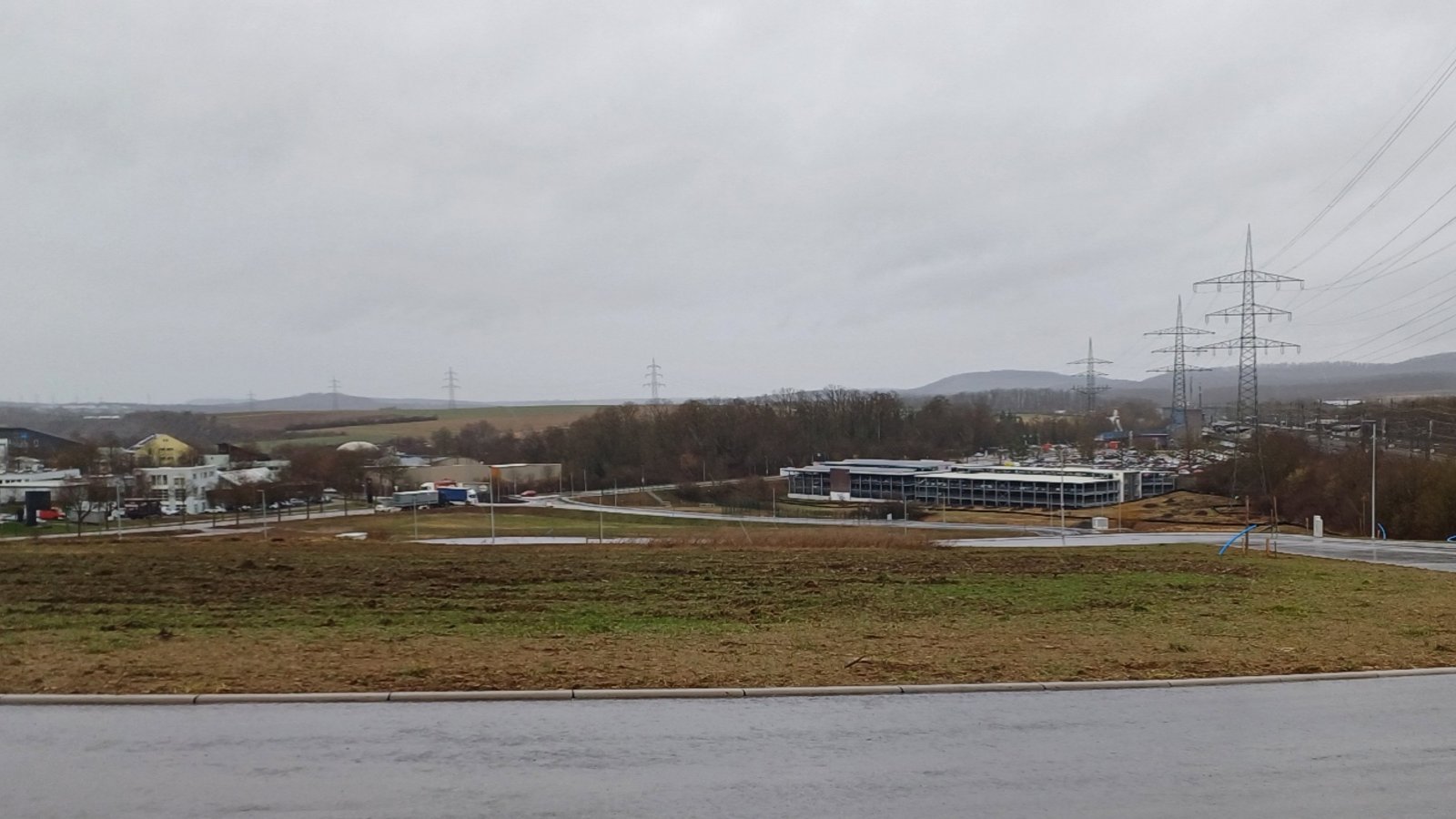 Auf der Fläche hier im Vordergrund im Gewerbegebiet Fuchsloch III soll das neue Polizeirevier entstehen. Im Hintergrund ist der Vaihinger Bahnhof zu sehen. Foto: Rücker Auf der Fläche hier im Vordergrund im Gewerbegebiet Fuchsloch III soll das neue Polizeirevier entstehen. Im Hintergrund ist der Vaihinger Bahnhof zu sehen. Foto: Rücker