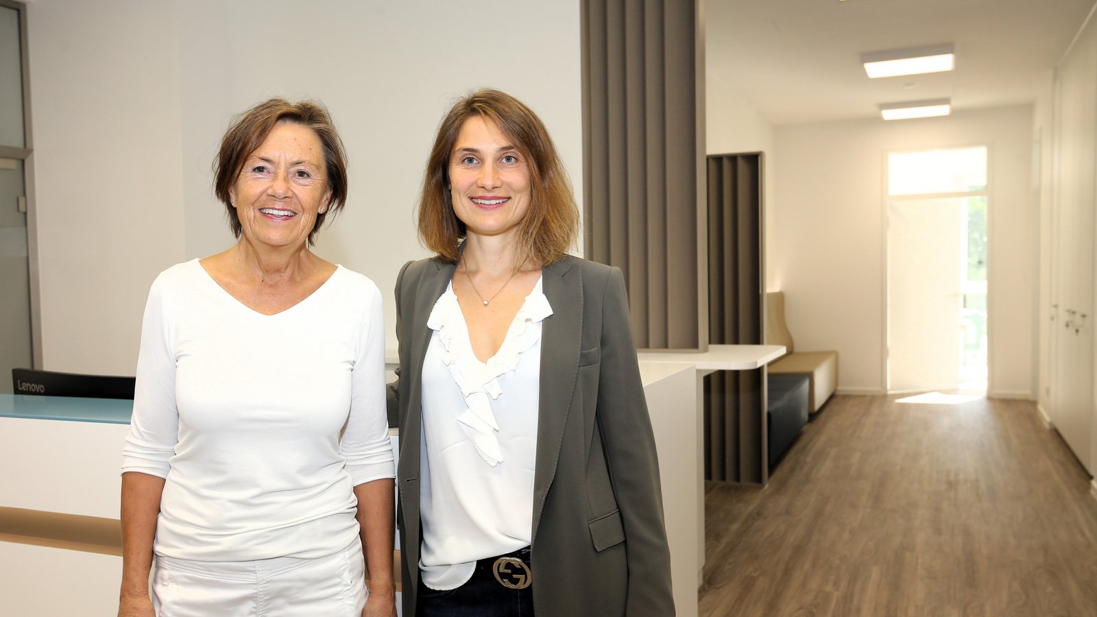 Hell, geräumig und übersichtlich – Beata Breckwoldt (links) und Isabella Müller-Bubeck präsentieren ihre neue Urologie in Mühlacker. Foto: Küppers