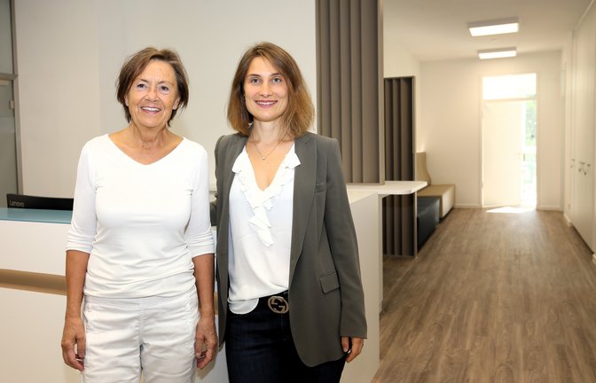 Hell, geräumig und übersichtlich – Beata Breckwoldt (links) und Isabella Müller-Bubeck präsentieren ihre neue Urologie in Mühlacker. <span class='image-autor'>Foto: Küppers</span>