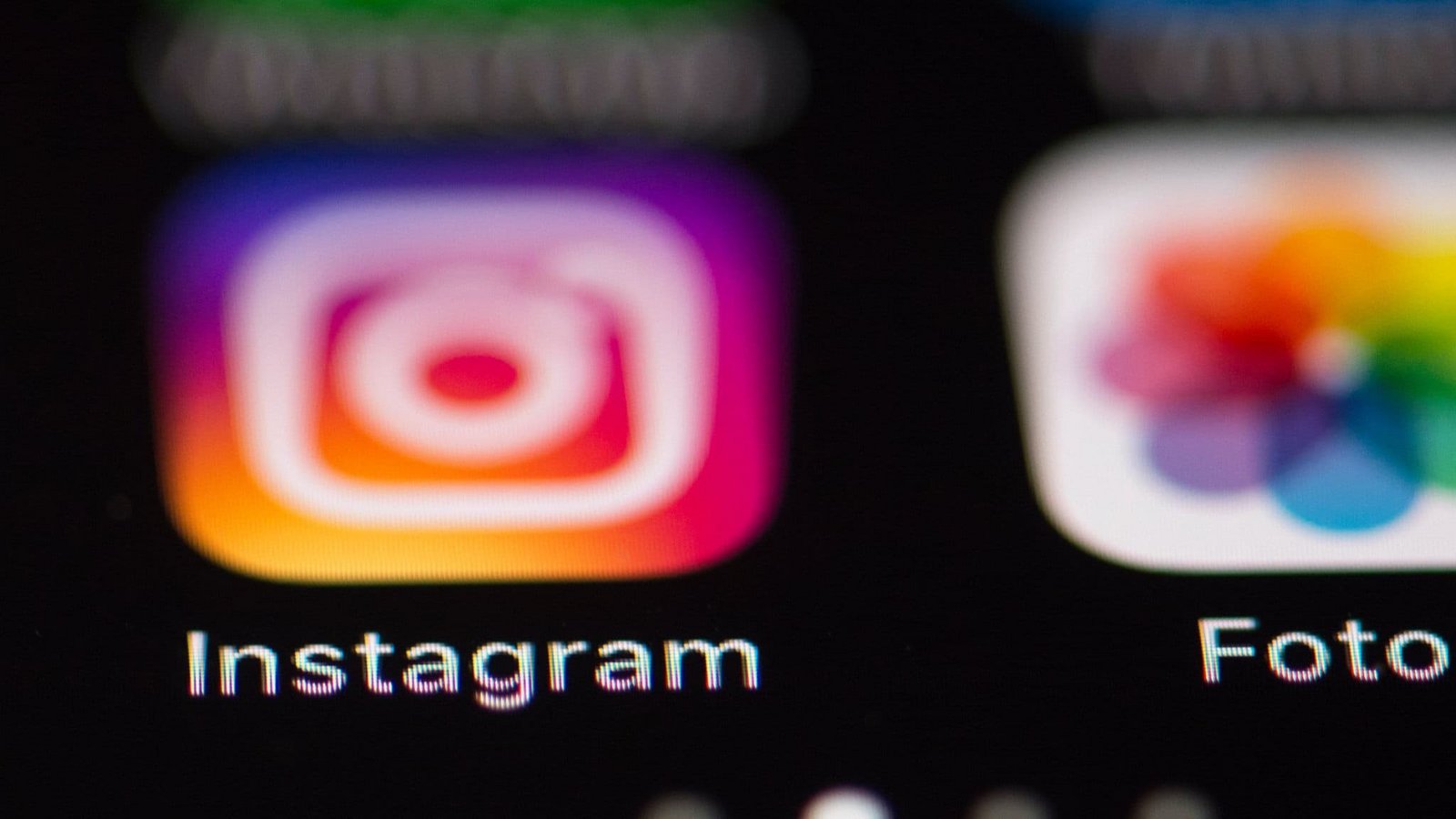 Das Logo des Fotonetzwerks Instagram (l) ist auf dem Bildschirm eines iPhones zu sehen. (zu dpa: «36.000 Euro Bußgeld gegen Influencerin verhängt»)Silas Stein/dpa