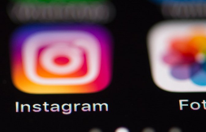 Das Logo des Fotonetzwerks Instagram (l) ist auf dem Bildschirm eines iPhones zu sehen. (zu dpa: «36.000 Euro Bußgeld gegen Influencerin verhängt»)<span class='image-autor'>Silas Stein/dpa</span>