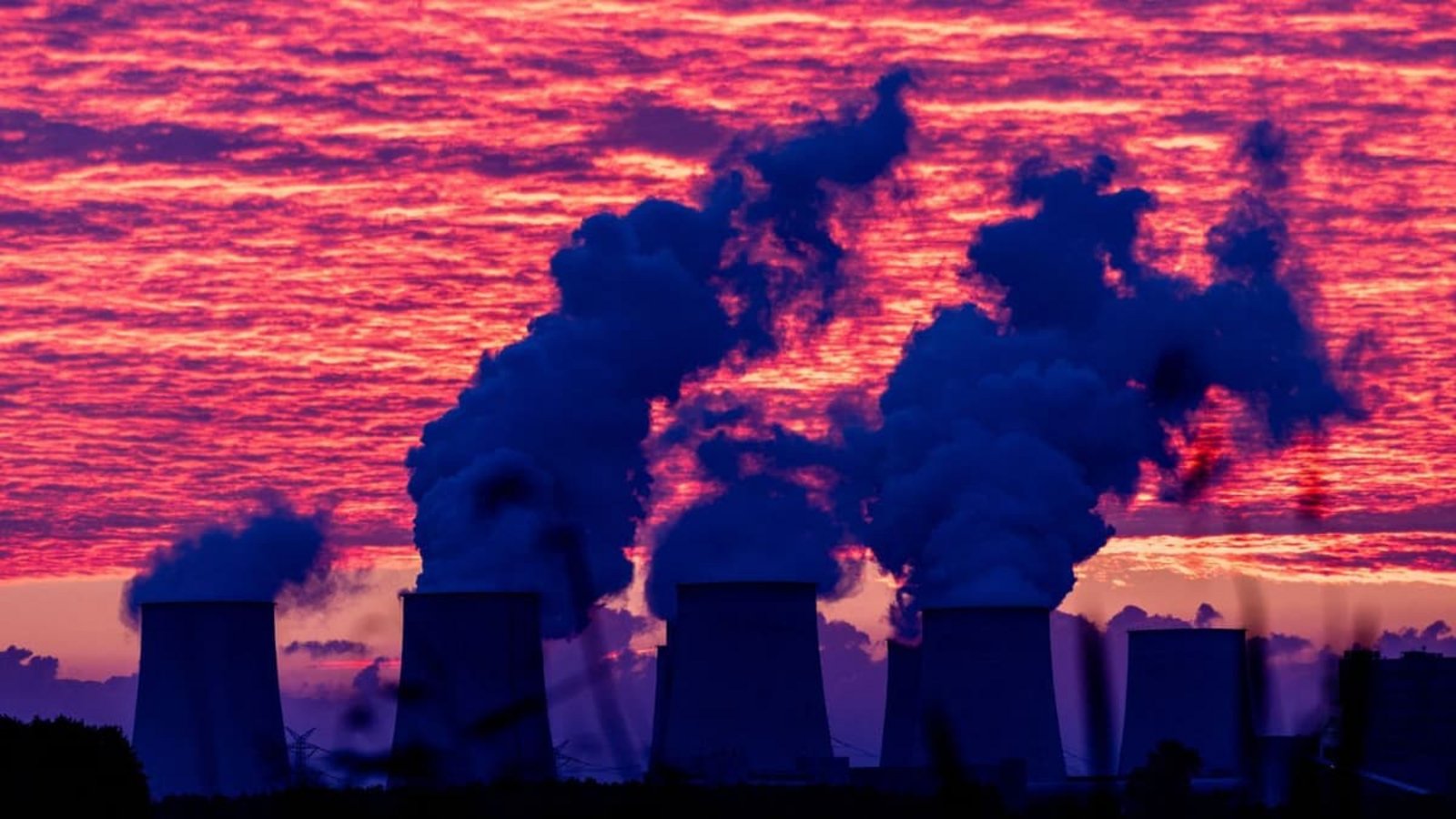 Der bevorstehende Sonnenaufgang färbt den Himmel über den Kühltürmen des Kraftwerkes Jänschwalde rot. Nach der Sabotage am Stromnetz in Südbrandenburg führt die Polizei die großräumige Durchsuchung am Ereignisort heute weiter.Frank Hammerschmidt/dpa Der bevorstehende Sonnenaufgang färbt den Himmel über den Kühltürmen des Kraftwerkes Jänschwalde rot. Nach der Sabotage am Stromnetz in Südbrandenburg führt die Polizei die großräumige Durchsuchung am Ereignisort heute weiter.Frank Hammerschmidt/dpa