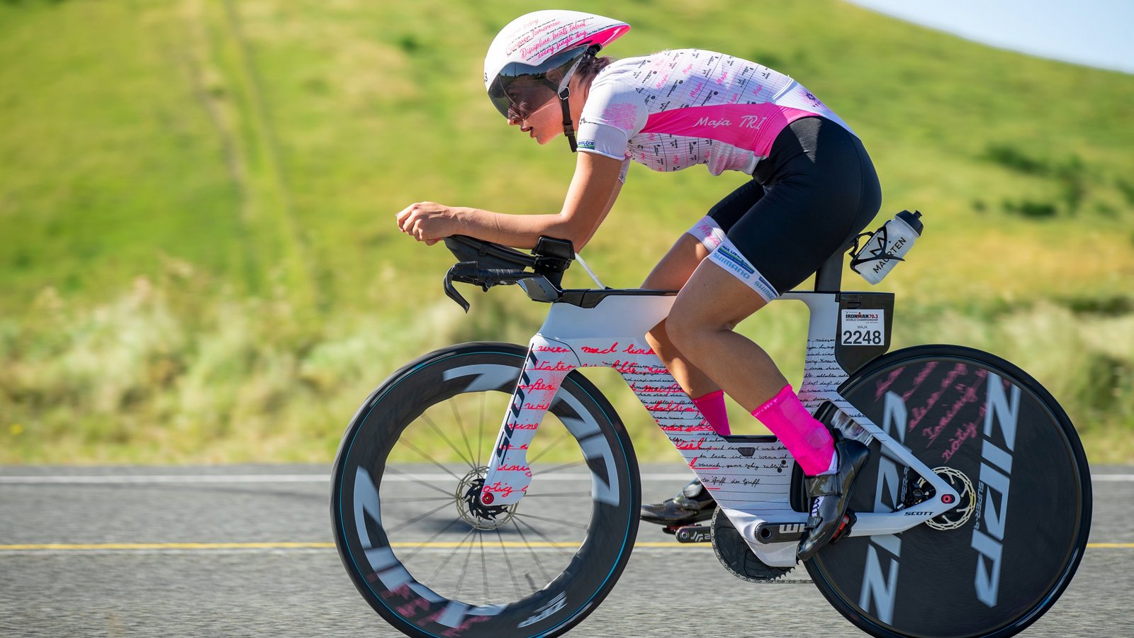 Am Anfang legt Maja Falkiewicz auf dem Fahrrad einen Blitzstart hin. Foto: privat