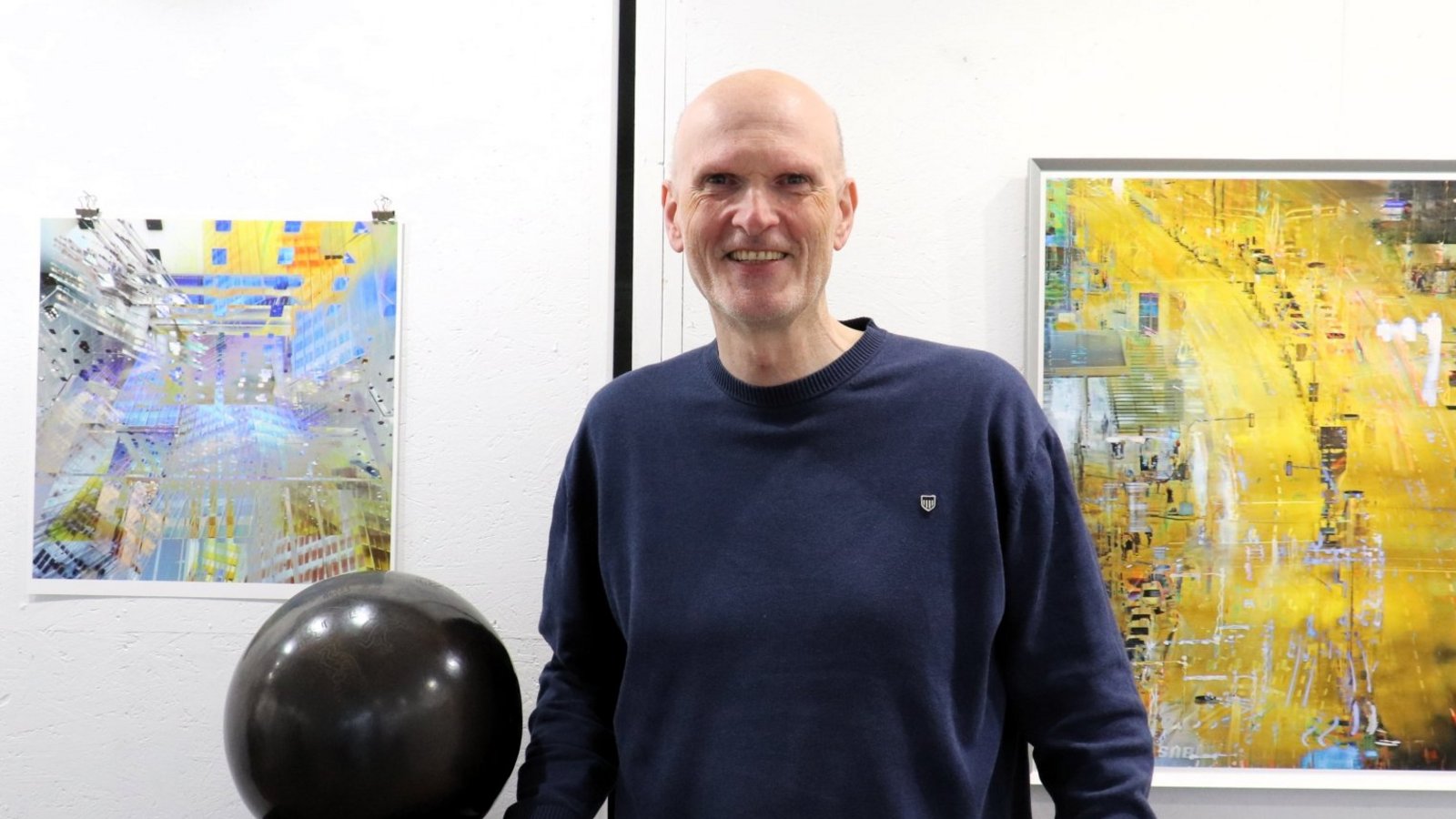 Frank Pulst zwischen dem bunten Treiben seiner Street-Art-Fotografie.  Fotos: Gergen