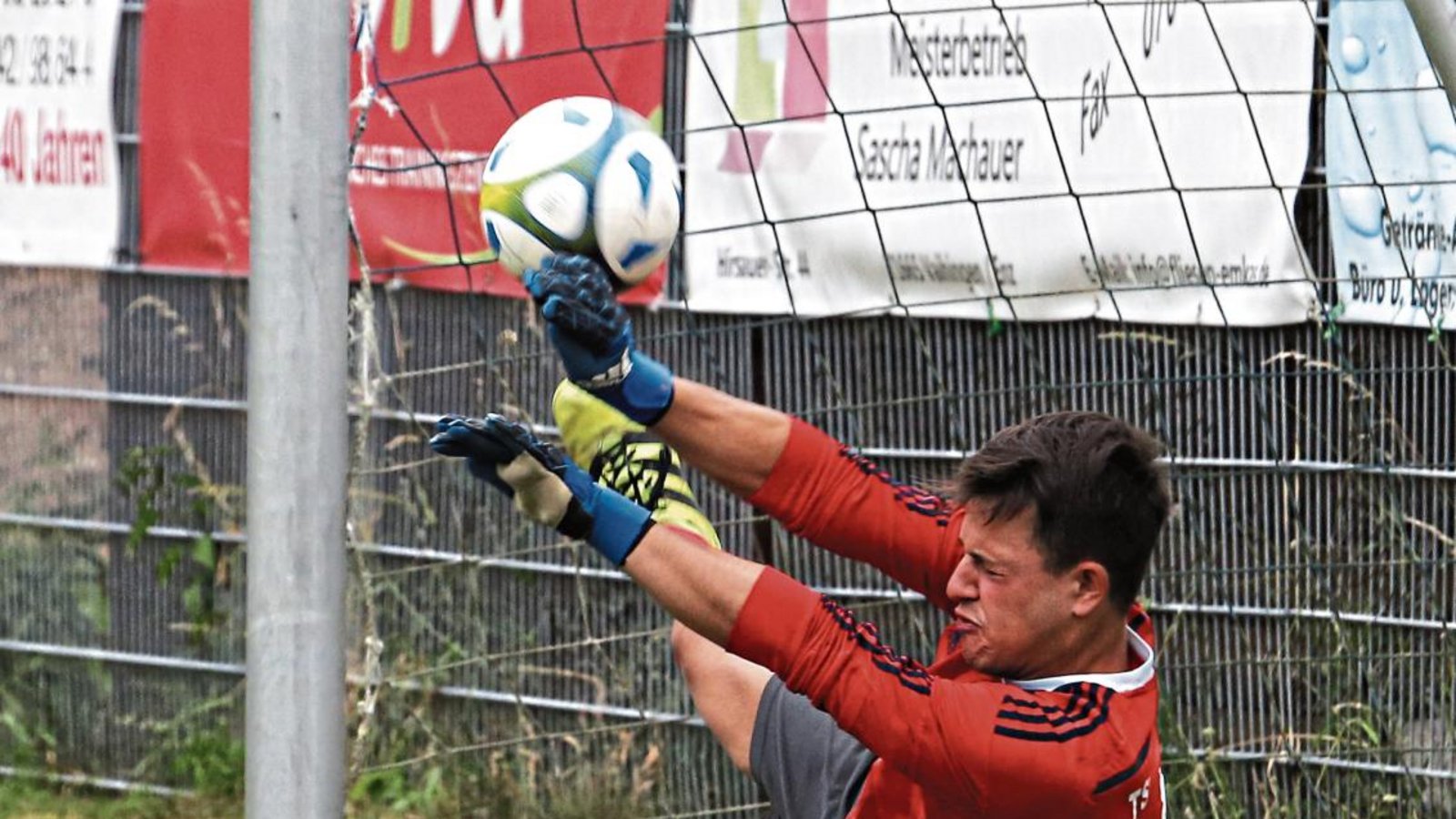 Voller Einsatz: Kim Berberich hütete früher das Tor des SV Illingen, hielt dann für Enzweihingen und kehrt jetzt zurück zum SVI.  Foto: Küppers