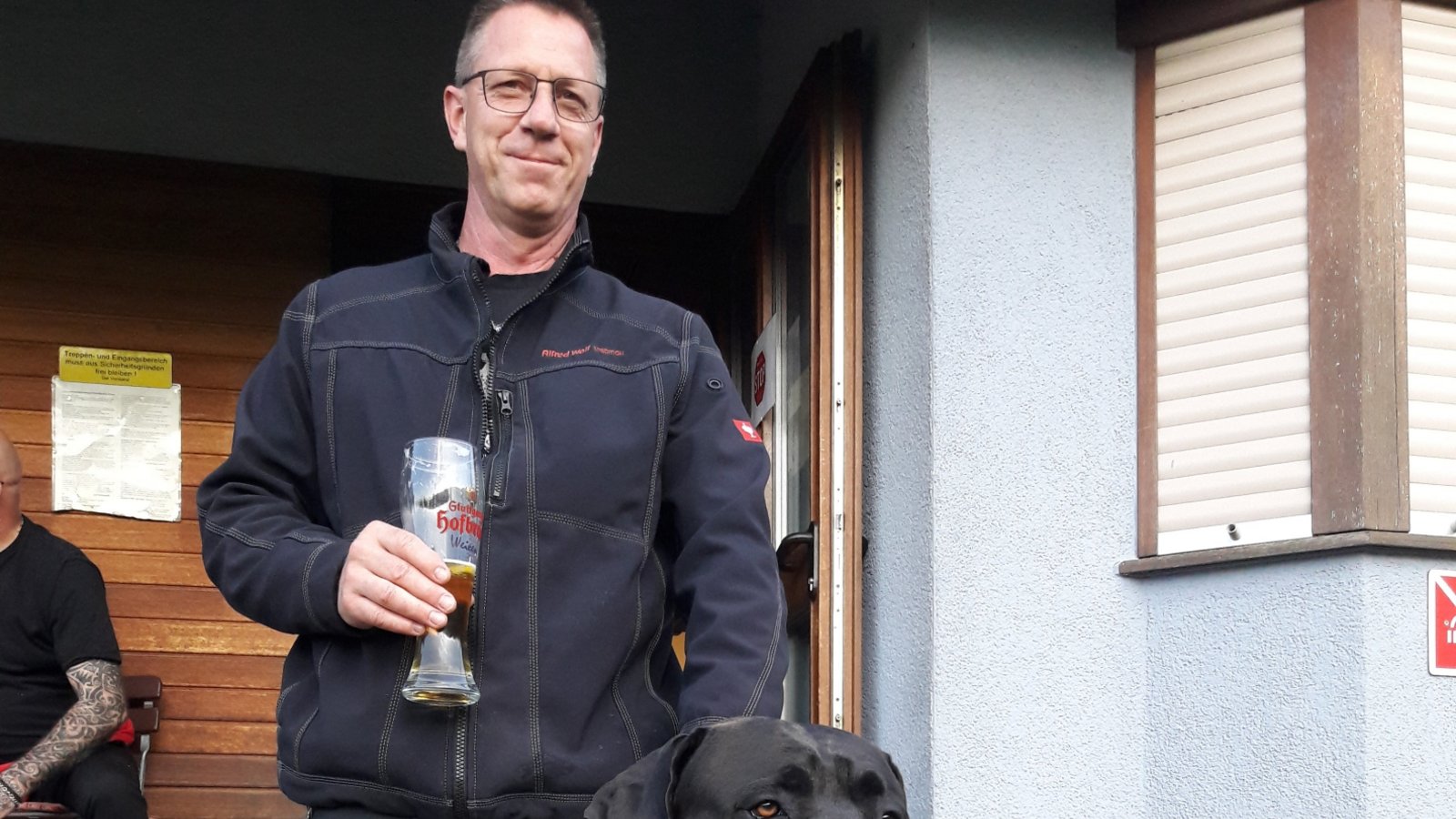 Balu aus Aurich – ein Mix aus Deutscher Dogge und Cane Corso, zarte 75 Kilogramm schwer – guckt gerne mal mit Herrchen beim Fußballspiel auf dem Sportplatz des VfB Vaihingen zu.  Foto: Rücker