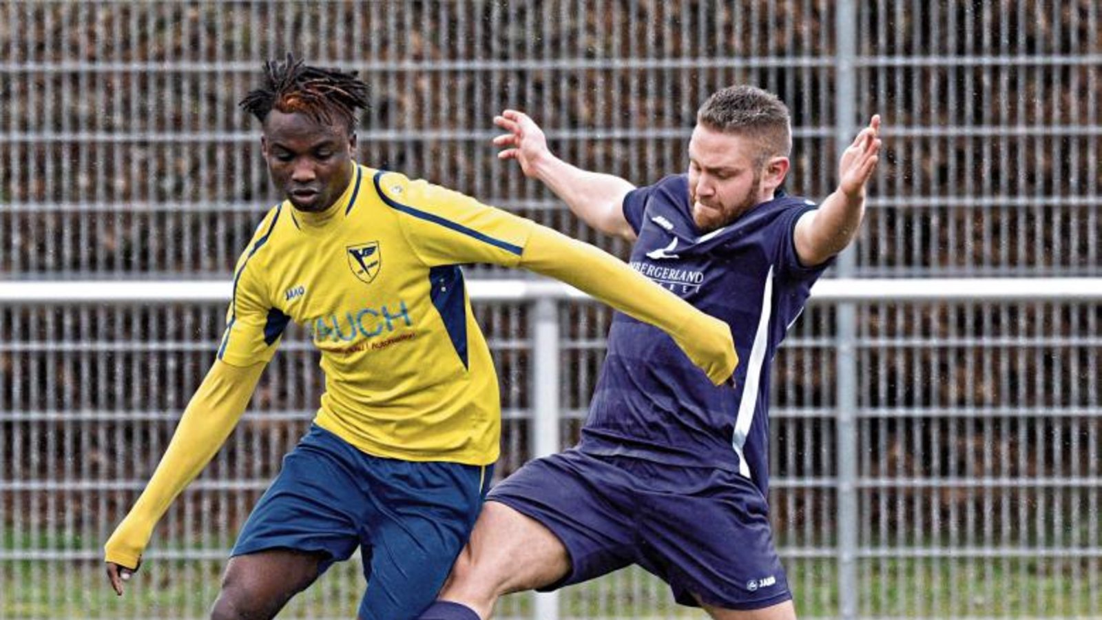 Durch das Reinstellen des Körpers bekommt Manuel Klempin (rechts) von der SGM Roßwag/Mühlhausen gerade noch Yaya Youssouf vom TSV Phönix Lomersheim gestoppt. Foto: Leitner Durch das Reinstellen des Körpers bekommt Manuel Klempin (rechts) von der SGM Roßwag/Mühlhausen gerade noch Yaya Youssouf vom TSV Phönix Lomersheim gestoppt. Foto: Leitner