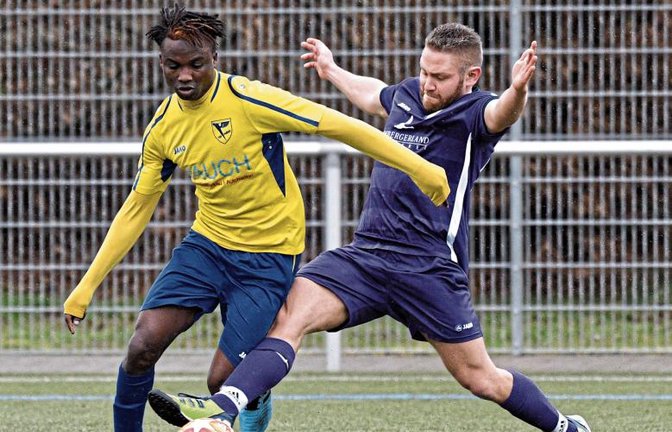 Durch das Reinstellen des Körpers bekommt Manuel Klempin (rechts) von der SGM Roßwag/Mühlhausen gerade noch Yaya Youssouf vom TSV Phönix Lomersheim gestoppt. Foto: Leitner