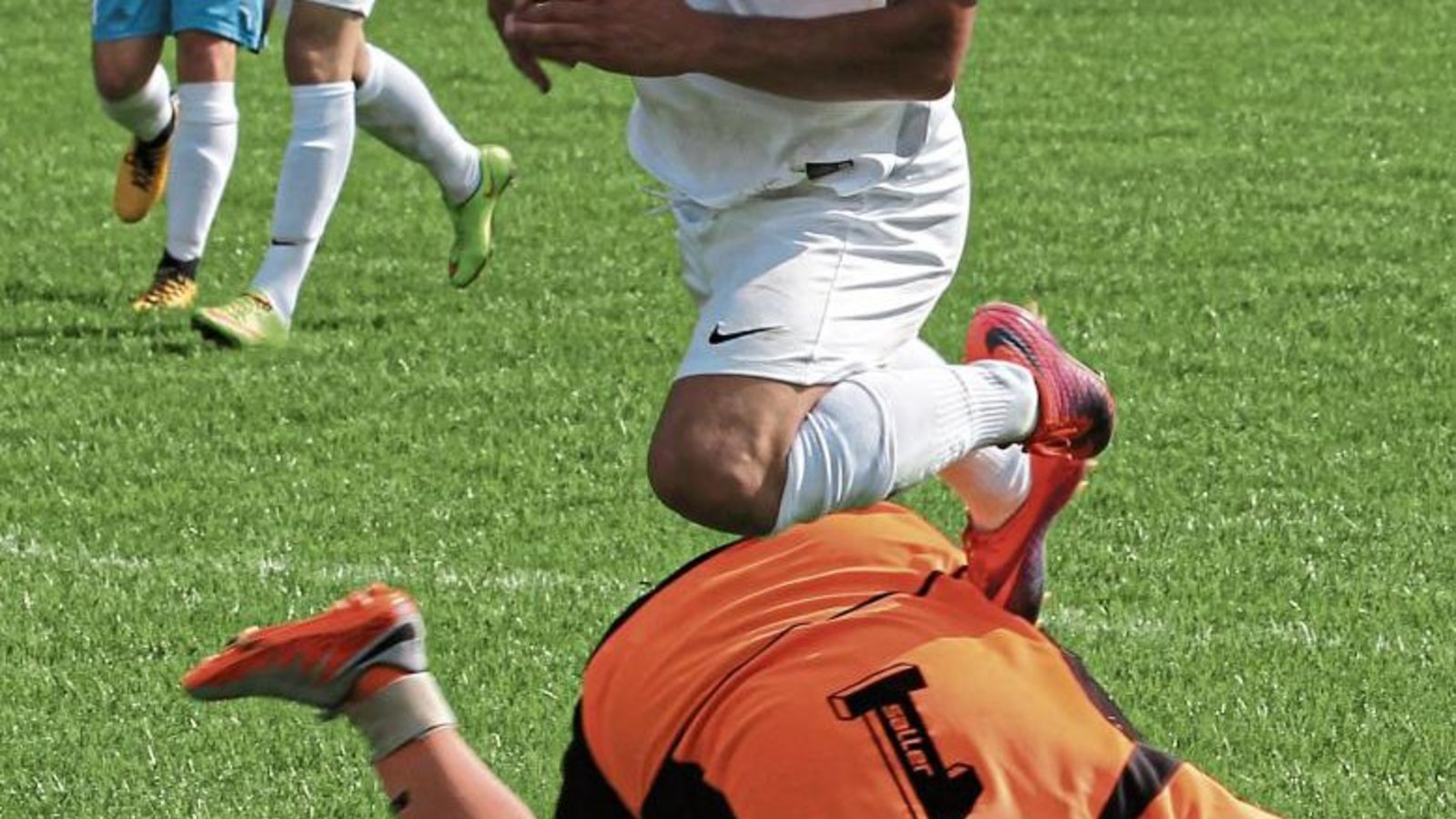 Hakan Atalay (oben) hat den Ball schon an Yannik Frey vorbeigelegt. Der FVK-Torwart kann gar nicht mehr anders, als den Mittelstürmer des SV Riet von den Beinen zu holen. Foto: Nachreiner Hakan Atalay (oben) hat den Ball schon an Yannik Frey vorbeigelegt. Der FVK-Torwart kann gar nicht mehr anders, als den Mittelstürmer des SV Riet von den Beinen zu holen. Foto: Nachreiner