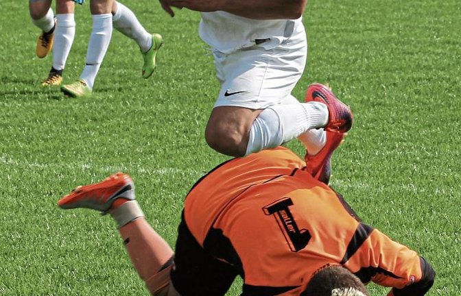 Hakan Atalay (oben) hat den Ball schon an Yannik Frey vorbeigelegt. Der FVK-Torwart kann gar nicht mehr anders, als den Mittelstürmer des SV Riet von den Beinen zu holen. Foto: Nachreiner