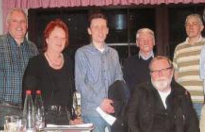 Rolf Michael, Roland Simon, Ines Marquardt-Schmidt, Carsten Willing, Otto Elser, Wolfgang Bossert, Klaus Ochs und Anton Deberling von den Freien Wähler Eberdingen (von links).  Foto: p