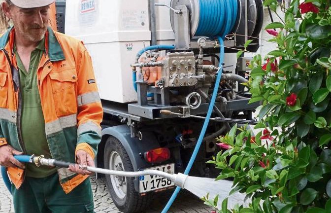 Die Stadtgärtner stillen den Durst der Marktplatzblumen.  Foto: Rücker