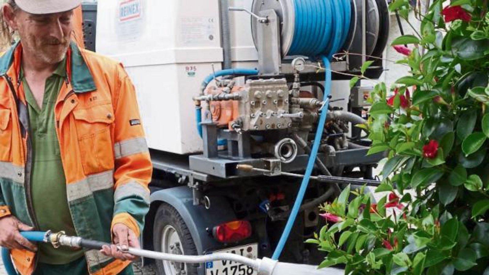 Die Stadtgärtner stillen den Durst der Marktplatzblumen.  Foto: Rücker