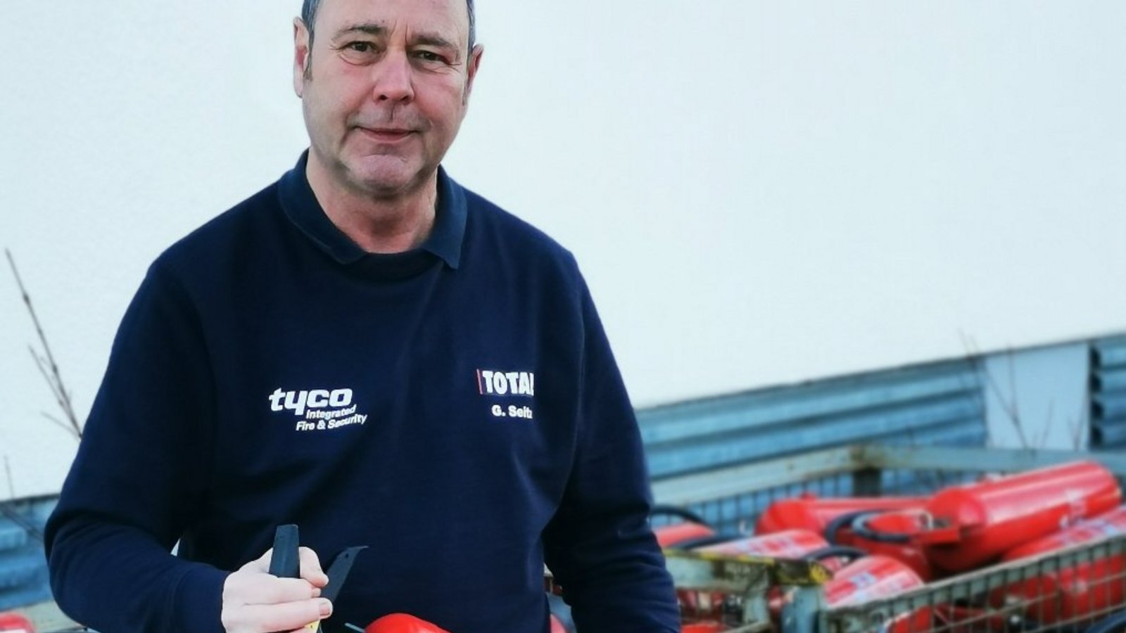 Brandschutztechniker Gerhard Seitz aus Enzweihingen bei der Entsorgungsstelle der Niederlassung Total Feuerschutz in Holzgerlingen.  Foto: p