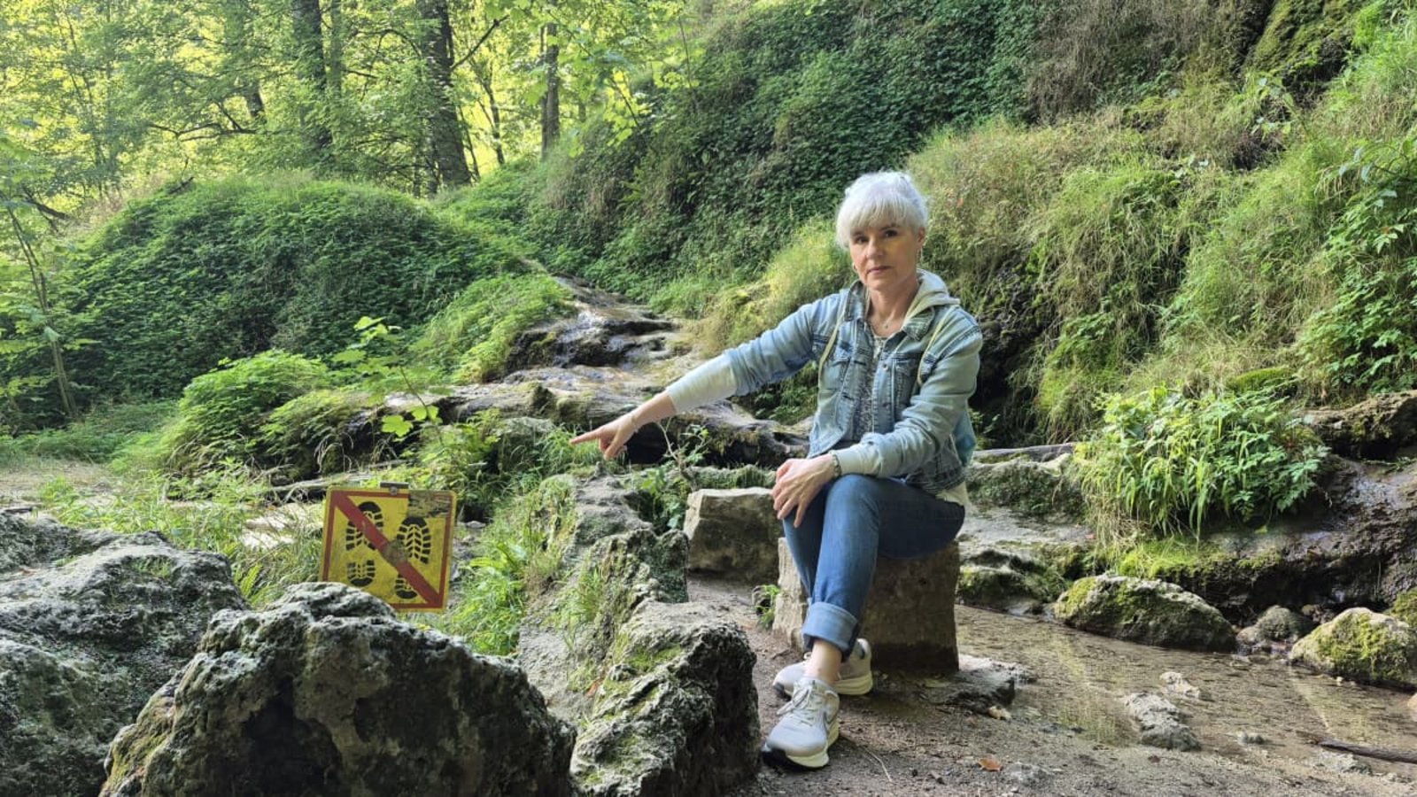 Claudia Taverna aus Bad Urach hat eine Initiative zur Rettung des Uracher Wasserfalls gestartet. Sie wünscht sich unter anderem, dass sich die Besucher an die bestehenden Regeln halten und auf den Wegen bleiben. Gleichzeitig möchte sie, dass die Behörden sich intensiver für den Schutz dieses Naturraums einsetzen.Karolin Müller Claudia Taverna aus Bad Urach hat eine Initiative zur Rettung des Uracher Wasserfalls gestartet. Sie wünscht sich unter anderem, dass sich die Besucher an die bestehenden Regeln halten und auf den Wegen bleiben. Gleichzeitig möchte sie, dass die Behörden sich intensiver für den Schutz dieses Naturraums einsetzen.Karolin Müller