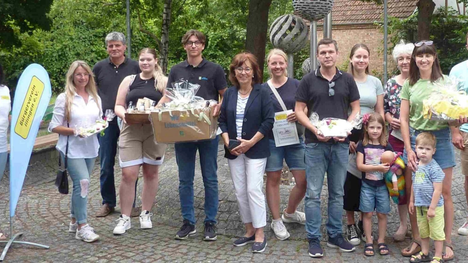 Preisübergabe vor dem Illinger Rathaus. Foto: p Preisübergabe vor dem Illinger Rathaus. Foto: p