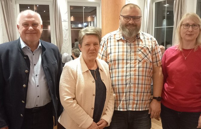 Freuen sich auf ein erfolgreiches Heimatfest 2025: SKS-Vorsitzender Heiner Bierbrodt (v.l.), die wiedergewählte Schriftführerin Elli Binkele, der ebenfalls bestätigte stellvertretende Vorsitzende Matthias Jauß und die neue Finanzreferentin Olga Wallner.  <span class='image-autor'>Foto: Glemser</span>