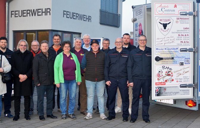 Gute Stimmung: die Spendenübergabe.     Foto: Stahlfeld
