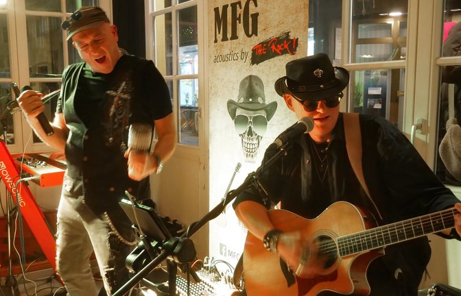 Unterhält das Publikum mit Akustik-Rock vom Feinsten: Das Trio MFG ist während der Musiknacht zu Gast im Café Vai.