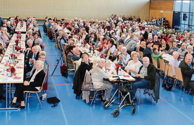 Fast alle Plätze in der Sersheimer Sport- und Kulturhalle waren bei der Seniorenadventsfeier belegt. Fotos: Rücker
