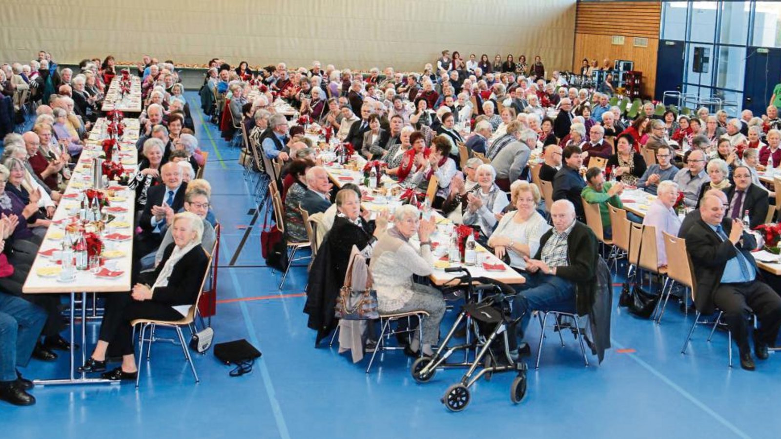 Fast alle Plätze in der Sersheimer Sport- und Kulturhalle waren bei der Seniorenadventsfeier belegt. Fotos: Rücker Fast alle Plätze in der Sersheimer Sport- und Kulturhalle waren bei der Seniorenadventsfeier belegt. Fotos: Rücker