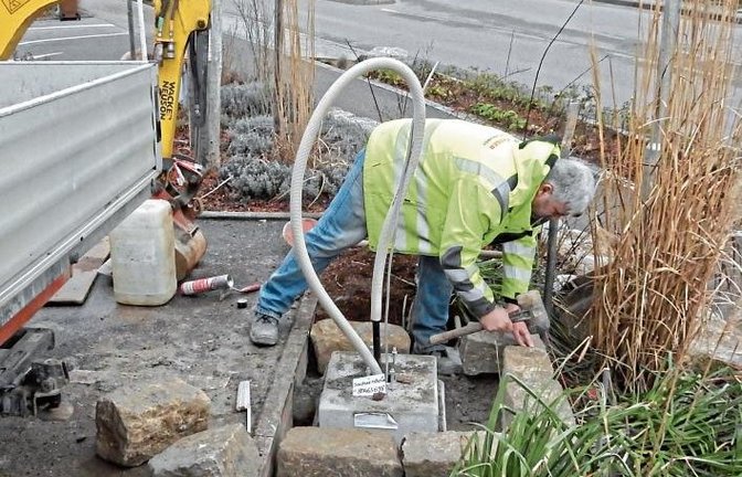 In Vaihingen werden jetzt zwei öffentliche Elektrotankstellen gebaut – hier beim Parkplatz schräg gegenüber vom Landratsamtes. Foto: Arning