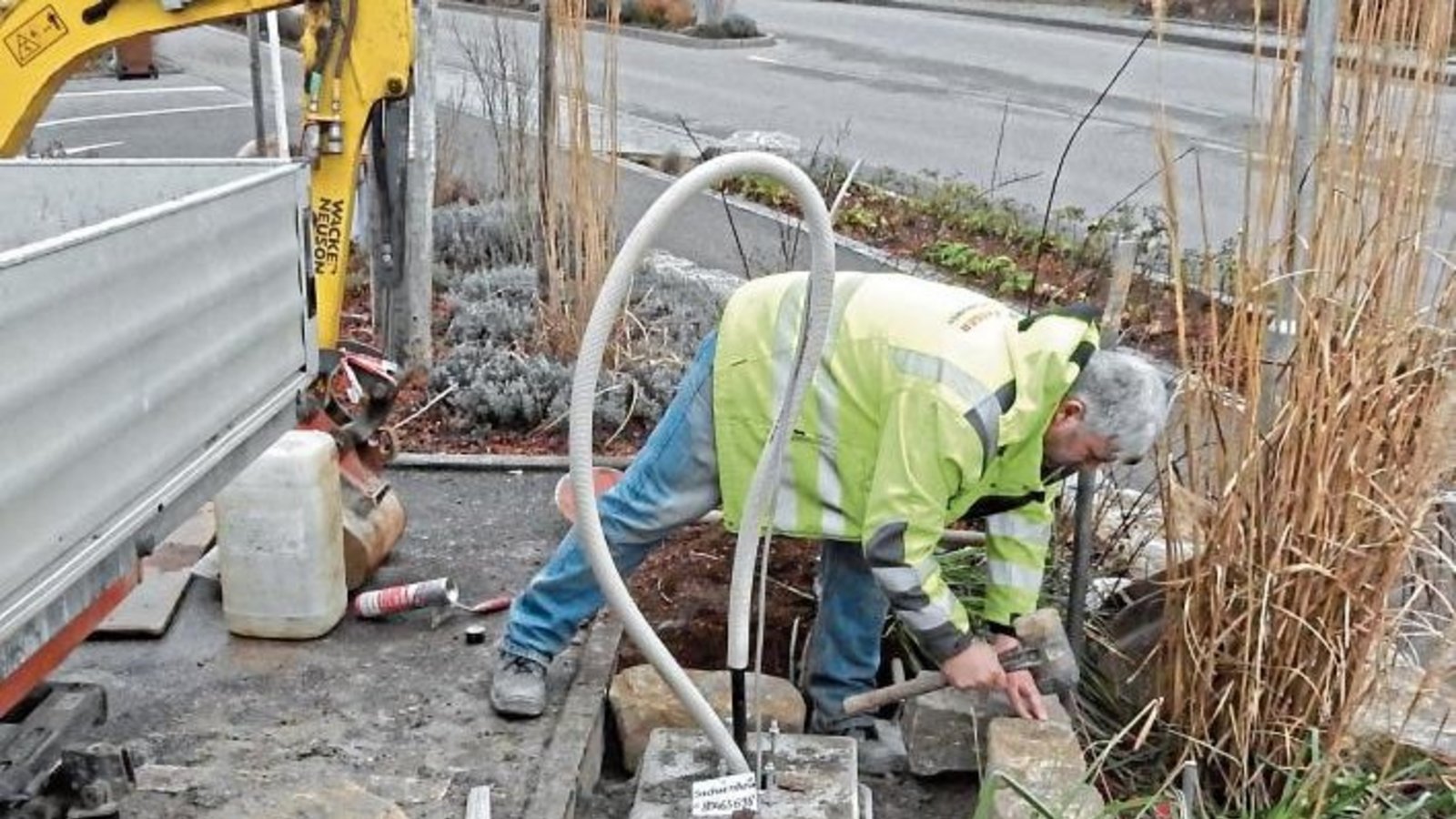 In Vaihingen werden jetzt zwei öffentliche Elektrotankstellen gebaut – hier beim Parkplatz schräg gegenüber vom Landratsamtes. Foto: Arning In Vaihingen werden jetzt zwei öffentliche Elektrotankstellen gebaut – hier beim Parkplatz schräg gegenüber vom Landratsamtes. Foto: Arning