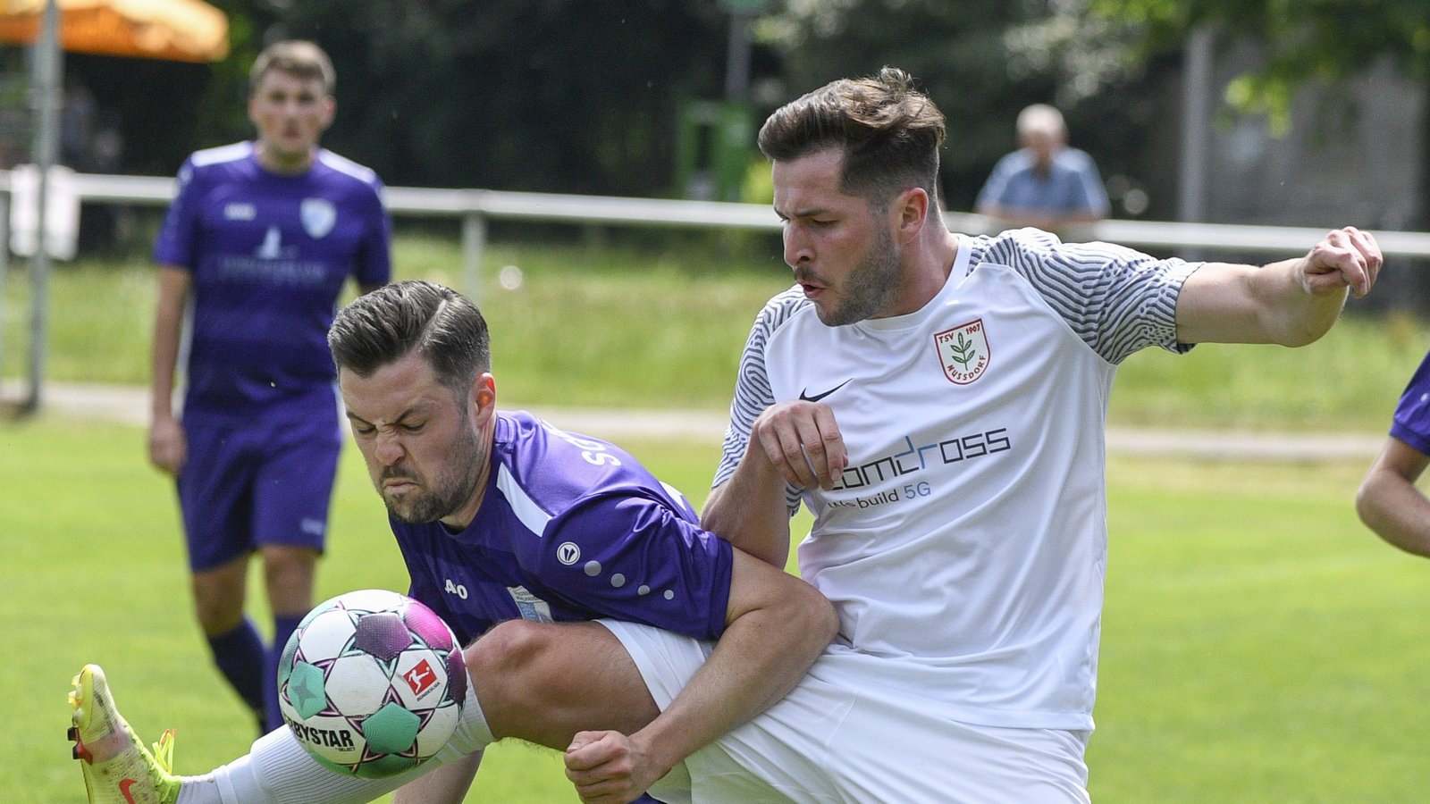 Noch einmal nichts geschenkt am letzten Spieltag haben sich Marius Zimmermann (von links) von der SGM Roßwag/Mühlhausen und Thorsten Josenhans vom TSV Nussdorf. Foto: Leitner Noch einmal nichts geschenkt am letzten Spieltag haben sich Marius Zimmermann (von links) von der SGM Roßwag/Mühlhausen und Thorsten Josenhans vom TSV Nussdorf. Foto: Leitner