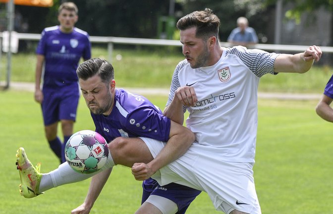 Noch einmal nichts geschenkt am letzten Spieltag haben sich Marius Zimmermann (von links) von der SGM Roßwag/Mühlhausen und Thorsten Josenhans vom TSV Nussdorf. <span class='image-autor'>Foto: Leitner</span>
