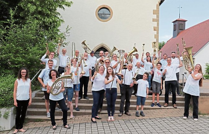 Ein Hoch auf das 100-jährige Jubiläum: der Eberdinger Posaunenchor vor der Martinskirche.  Fotos: Gergen