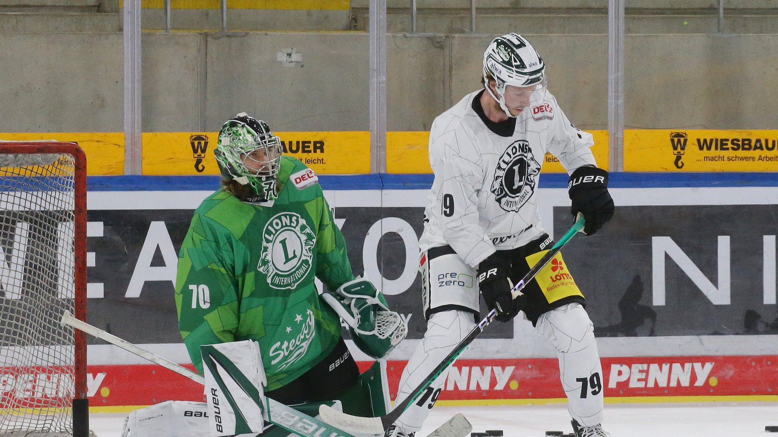 Keeper Leon Doubrawa (von links) und Lewis Zerter-Gossage stehen beim Trainingsauftakt der Bietigheim Steelers auf dem Eis. Foto: Baumann Keeper Leon Doubrawa (von links) und Lewis Zerter-Gossage stehen beim Trainingsauftakt der Bietigheim Steelers auf dem Eis. Foto: Baumann