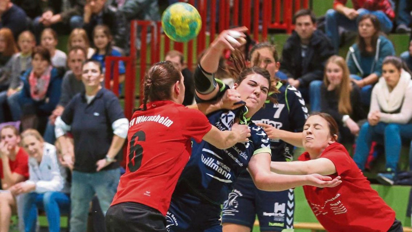 Stefanie Raskopf (Mitte) hat mit der Vaihinger Mannschaft dem neuen Bezirksliga-Spitzenreiter Wiernsheim lange Paroli geboten. Foto: Küppers
