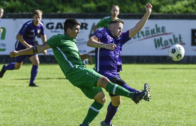 Tim Blessing (links) behält mit dem TSV Kleinglattbach auswärts bei der SGM Roßwag/Mühlhausen und Adrian Böhme die Oberhand.  <span class='image-autor'>Foto: Leitner</span>