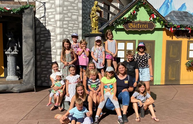 Bei traumhaftem Wetter ging es neulich mit dem Kinder- und Jugendfreizeitverein Horrheim mit dem Bus nach Leinfelden-Echterdingen ins Freilichttheater. „Dort haben wir das schöne Theaterstück vom kleinen Gespenst angeschaut. Eine super gelungene Aufführung für Groß und Klein. In der Pause haben wir uns mit einem leckeren Eis erfrischt und dann das Theater zu Ende geschaut“, so die Ausflügler zum tollen Nachmittag.  p
