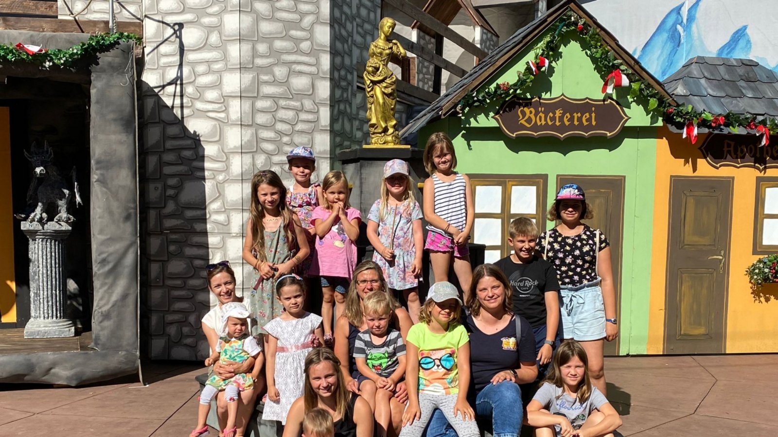 Bei traumhaftem Wetter ging es neulich mit dem Kinder- und Jugendfreizeitverein Horrheim mit dem Bus nach Leinfelden-Echterdingen ins Freilichttheater. „Dort haben wir das schöne Theaterstück vom kleinen Gespenst angeschaut. Eine super gelungene Aufführung für Groß und Klein. In der Pause haben wir uns mit einem leckeren Eis erfrischt und dann das Theater zu Ende geschaut“, so die Ausflügler zum tollen Nachmittag. p Bei traumhaftem Wetter ging es neulich mit dem Kinder- und Jugendfreizeitverein Horrheim mit dem Bus nach Leinfelden-Echterdingen ins Freilichttheater. „Dort haben wir das schöne Theaterstück vom kleinen Gespenst angeschaut. Eine super gelungene Aufführung für Groß und Klein. In der Pause haben wir uns mit einem leckeren Eis erfrischt und dann das Theater zu Ende geschaut“, so die Ausflügler zum tollen Nachmittag. p