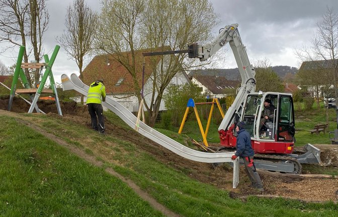 Gemeinschaftswerk: Zahlreiche Helfer haben die neue Rutschanlage aufgebaut. <span class='image-autor'>Foto: p</span>